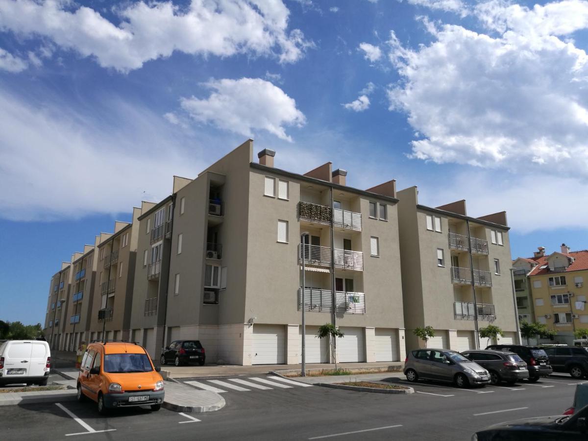 Green 'N Grey Omis Exterior photo